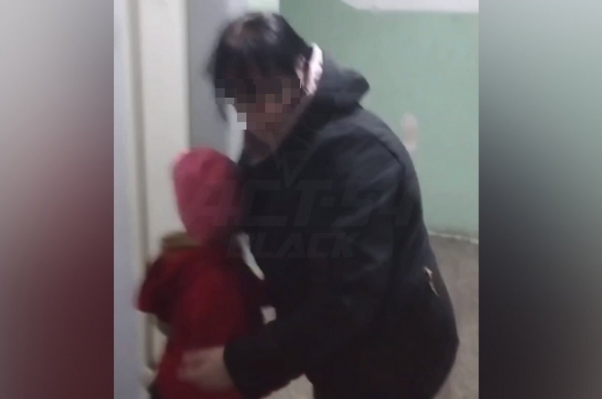    В Новосибирске женщина с окровавленным лицом кричала на ребёнка на улице