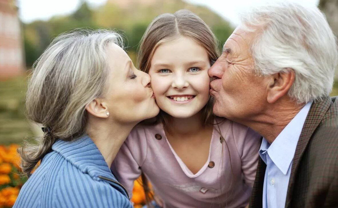 бабушка и внуки в саду. мама вашего дедушки. здоровые бабушка и дедушка. семейная фотосессия с бабушкой. два поколения.