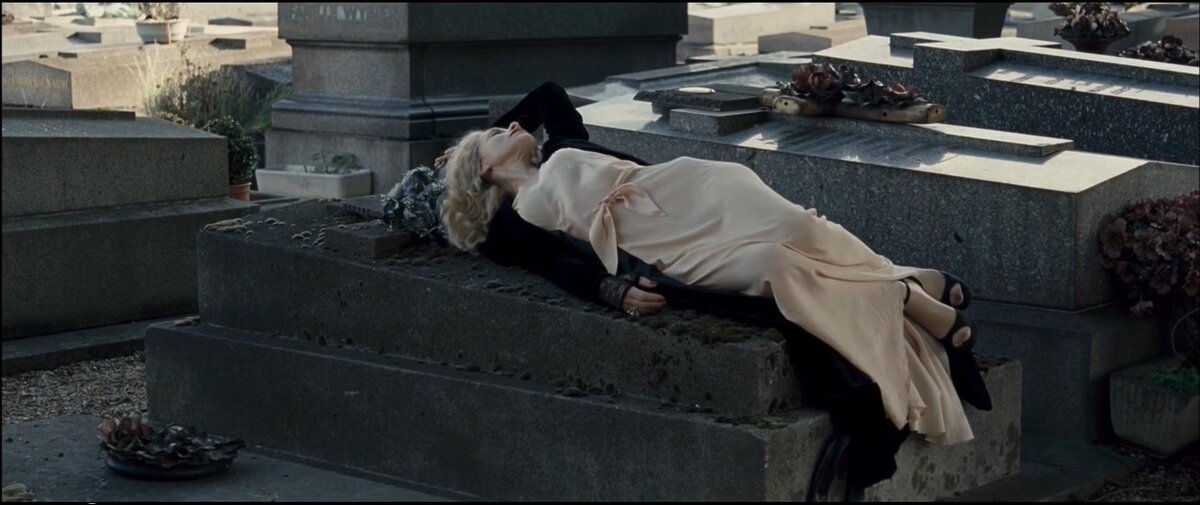 Я здесь междy прочим как женщина лежy, а не как агент ритyальных yслyг. Источник: Яндекс.Картинки