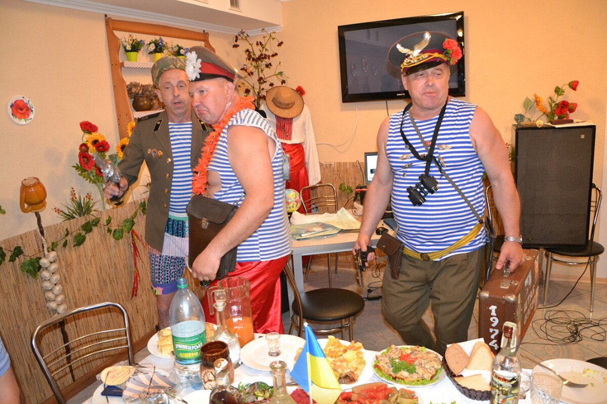 Встреча в 2013 году однополчан автора по 5 гв.ОПС 2гв.ТА, ГСВГ. Фото от Романа Середы.