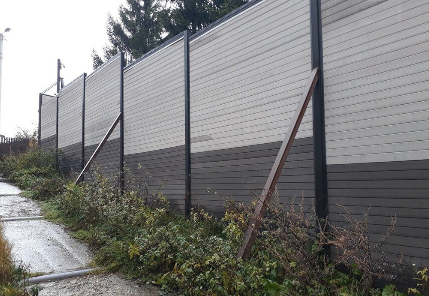 Высокий забор опоясывает всю территорию усадьбы артистов. Фото издания "Аргументы и факты".