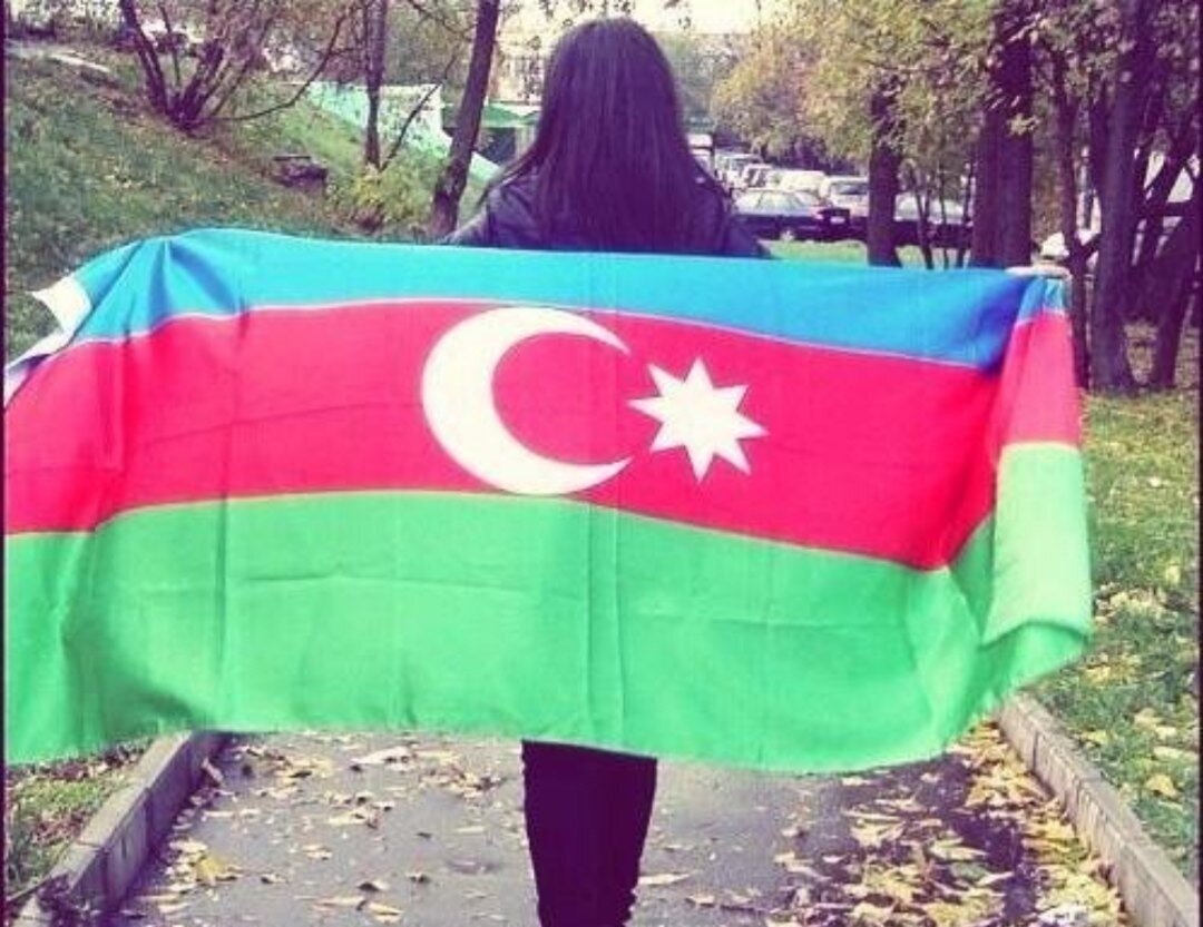 Азер где. Девочка с азербайджанским флагом. Азербайджанцы флаг. Девушка с флагом Азербайджана. Азербайджанские парни с флагом.