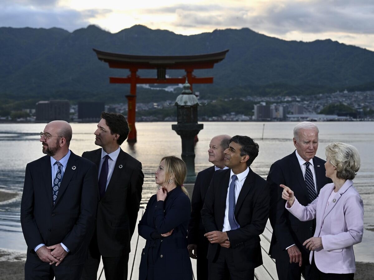    Лидеры G7 в храме Ицукусима, Хиросима© AP Photo / Kenny Holston/Pool