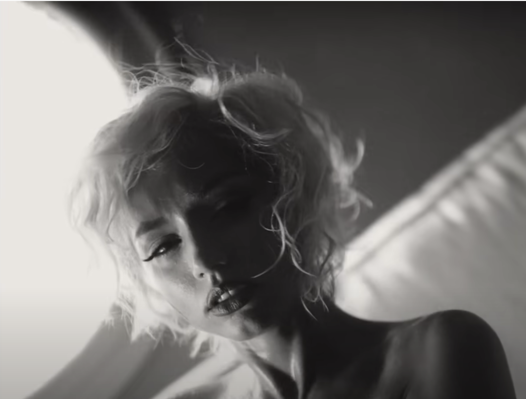 Блондинка (2022). Заблудиться в социальных желаниях. 