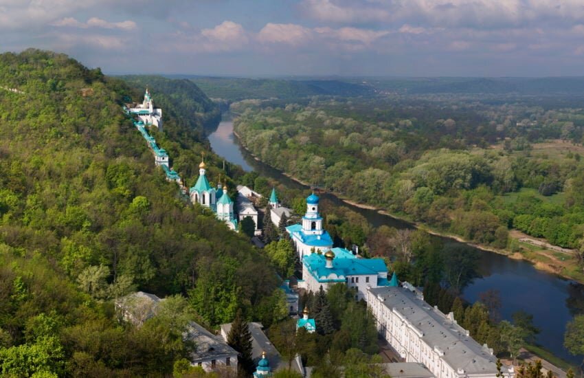 Успенская Святогорская лавра (фото из открытых источников).