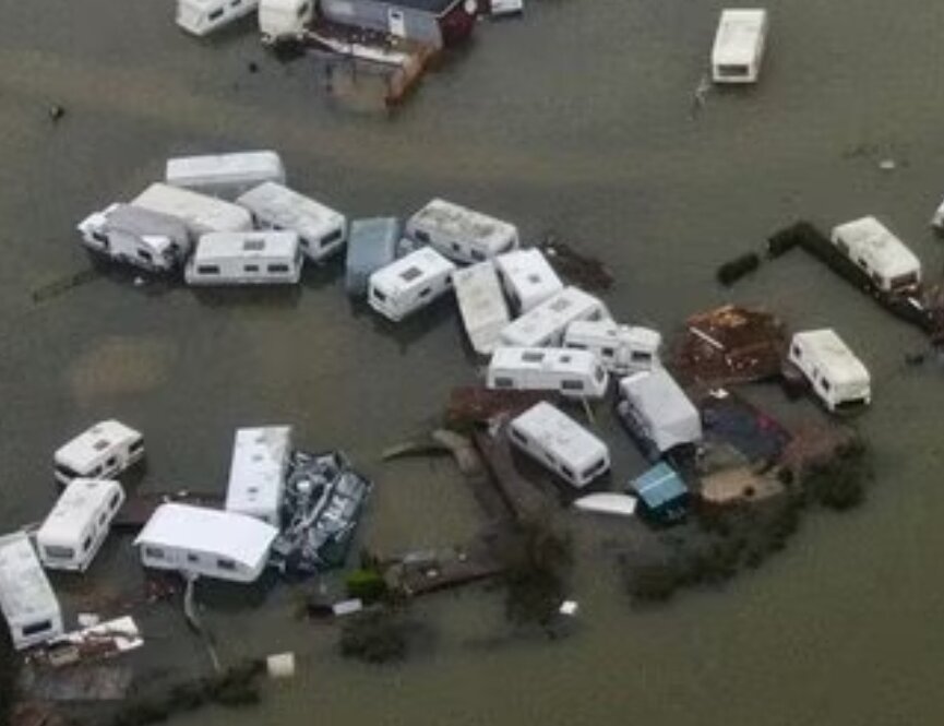 Во многих местах службы экстренной помощи начали откачивать воду из подвалов и уличных углублений, укреплять стены и здания и устранять повреждения, нанесенные ураганом. Но реконструкция и ремонт могут занять недели и месяцы. Только в земле Шлезвиг-Гольштейн, по первоначальным оценкам, наводнения причинили ущерб на сотни миллионов евро. Люди там и в Мекленбург-Передней Померании теперь надеются на помощь политиков.