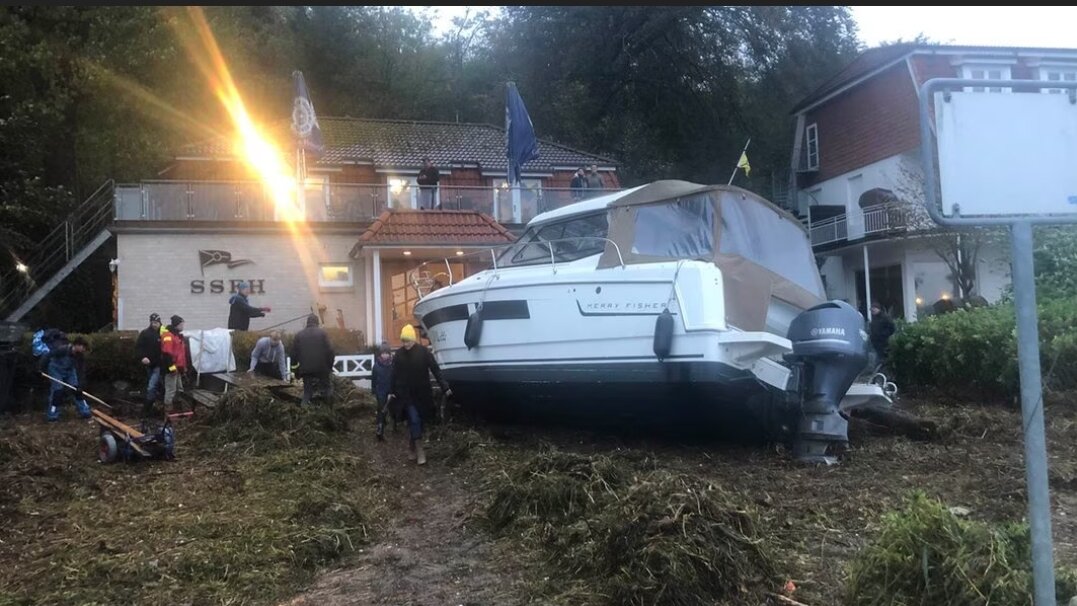  На пристани Вассерслебен в Харрисли перед зданием клуба выбросило на берег несколько лодок.