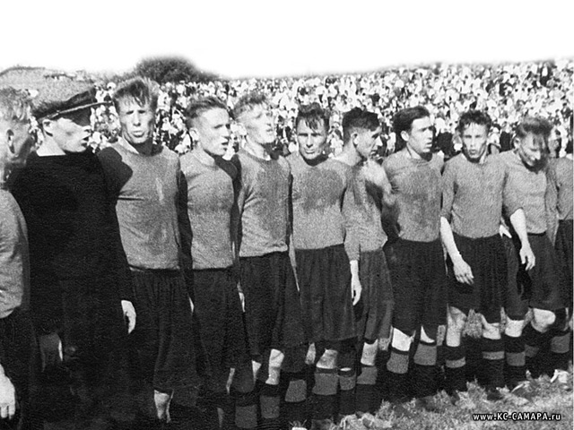 1950 год. После очередной игры. Борис Смыслов, Владимир Корнилов, Игорь Гаврилов, Виктор Ворошилов, Василий Васильев, Виктор Петухов, Александр Скорохов, Александр Гулевский, Николай Поздняков, Федор Новиков
