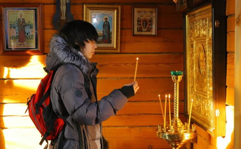 Юноша в монастыре. Подростки в церкви. Юноша в храме. Молодые люди в церкви. Юноша в церкви.