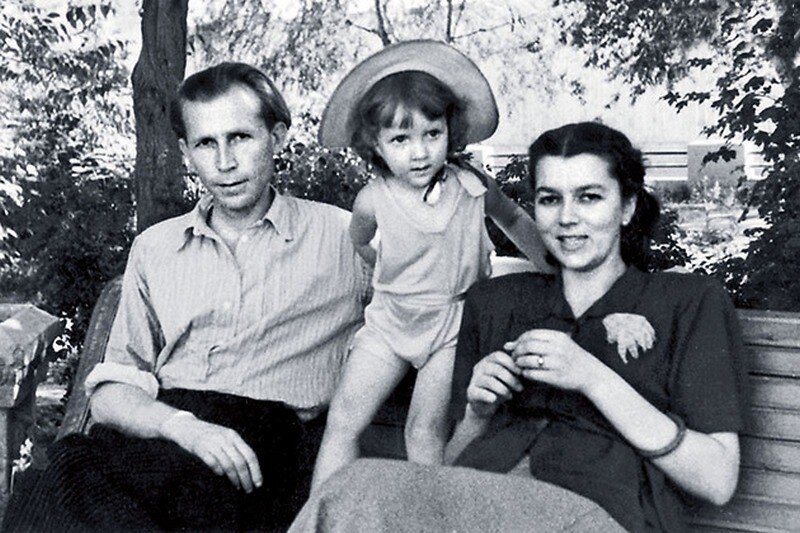 Иван Лапиков с женой и дочкой 