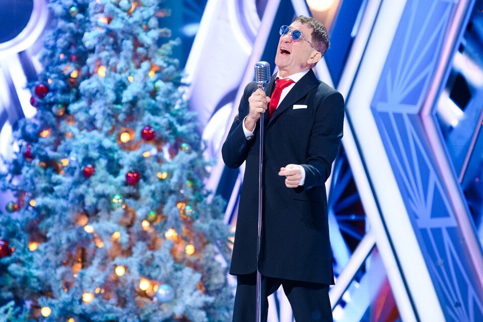    Григорий Лепс споет в новогоднюю ночь для всех в «Огоньке». А также у артиста будет много мероприятий и концертов. Фото — канал «Россия»