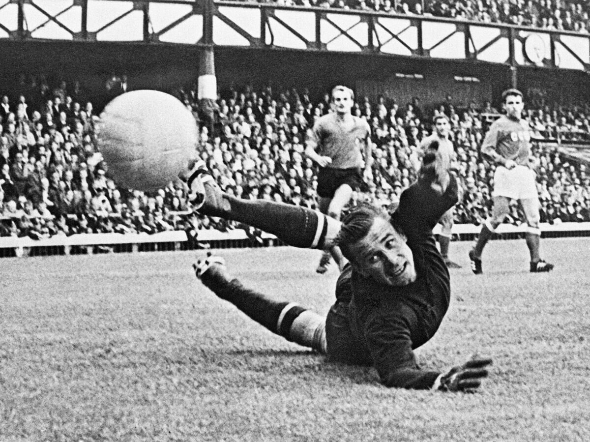    Выдающийся вратарь сборной команды СССР Лев Яшин защищает свои ворота в мачте группового турнира чемпионата мира между командами Италия - СССР, 1966 год © РИА Новости