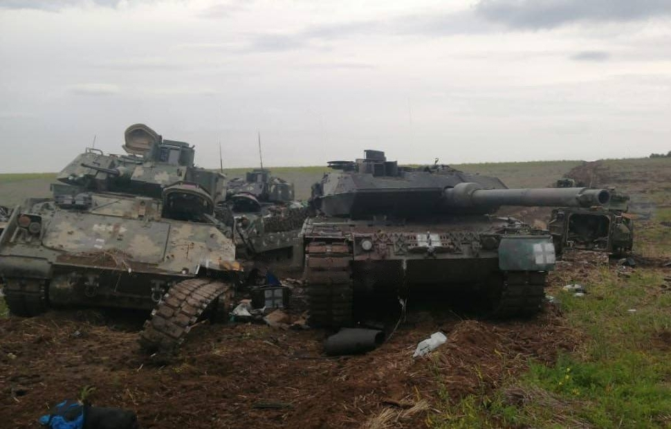 Подбитый леопард на поклонной горе. Леопард 2а4 ВСУ. Challenger 2 подбитый.