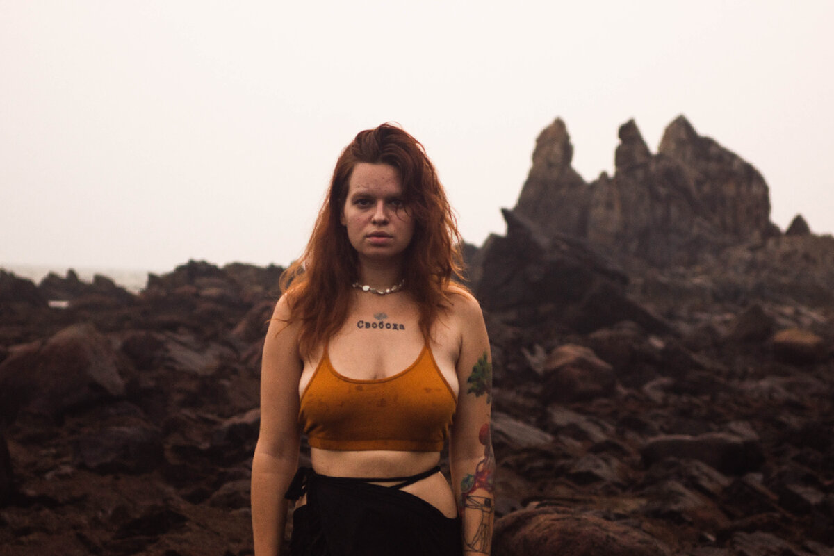 Я, с ужасной аллергией на лице стою на пляже в Арамболе 