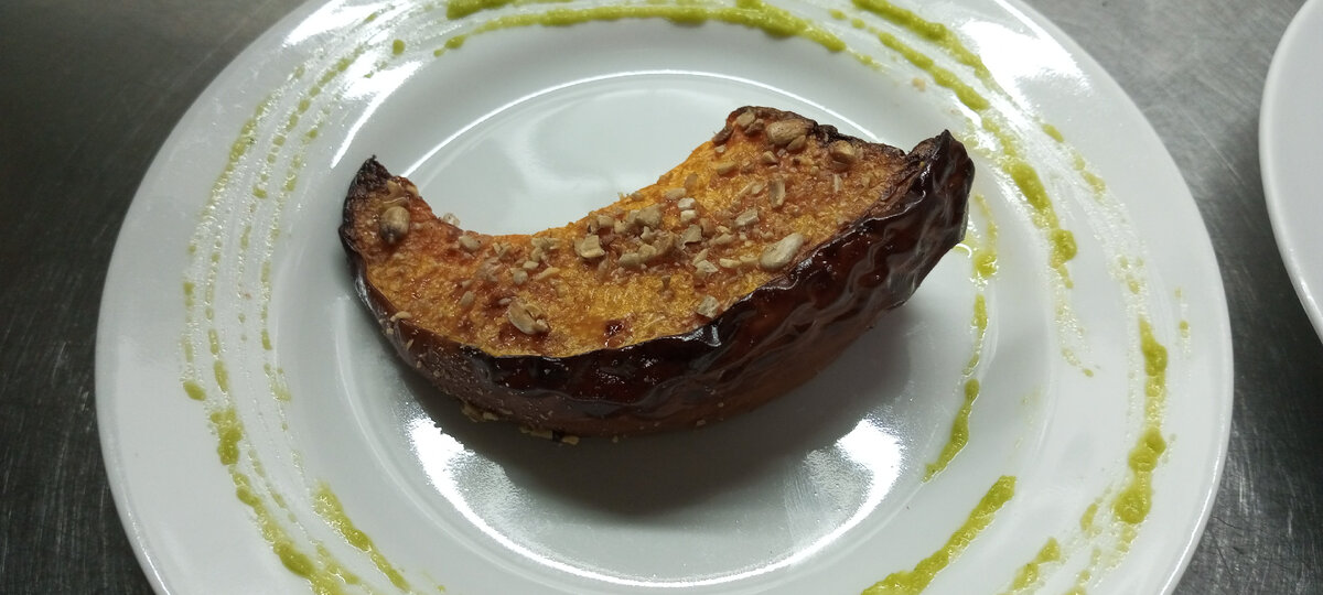 Здесь соус из зелени с чесноком и маслом) 