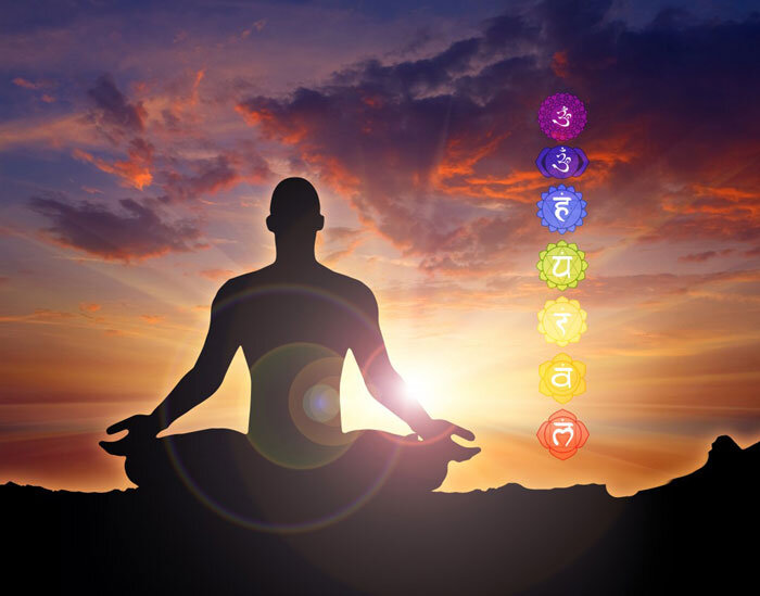 Концепция наслаждения в духовных практиках Для обычного человека наслаждение – это и есть смысл и цель жизни. Как это клёво, думают многие, когда можно утром не бежать на работу, спать, сколько хочешь; чтобы была куча денег, на которые можно купить всё, что пожелаешь! А по ночам красивые рестораны, женщины/мужчины, вино, дорогие автомобили, долгий и вкусный массаж всего тела, и так далее, и тому подобное. 

  Человек, выбравший Путь осознанного духовного развития, сталкивается с другой крайностью -  отказ от всего материального, денег, мирских радостей жизни, и, конечно, от наслаждения жизнью в её обыденном понимании. 

 А можно ли совместить и наслаждение, и духовные практики? Давайте рассмотрим этот весьма интересный вопрос. 


К наслаждению в религиях и учениях имеется различное отношение. Например, в отдельных ветвях христианства или йоги наслаждение есть то, что отвлекает от Пути, является препятствием, особенно телесные наслаждения. Вместо наслаждения последователям предлагается широкий набор страданий, в том числе и истязания плоти различными методами.  Телесные страдания практикуют для того, чтобы закалить дух, утвердить его господство над бренной плотью. 

 В другой мировой религии, например, буддизме, при посвящении из уровня в уровень повышается количество отказов от того или иного ублажения плоти, оно держится всё в более жёстких рамках. Дух, сознание должны доминировать над телом и эмоциями, там нет места тому наслаждению, в котором пребывает обычный человек. В тибетской версии буддизма лама при каждом посвящении принимает на себя всё большее количество запретов. 

На поверхностный взгляд может показаться, что в духовных практиках совсем нет места наслаждению, всё так сурово, строго, по монастырскому уставу. Но, может возразить умудрённый духовными практиками наш читатель, на Пути есть другое наслаждение. Оно более тонкое, порой еле уловимое, но это тоже наслаждение.
   Да, можно согласиться с подобным замечанием. Например, достижение САТОРИ (кратковременное просветление), или погружение в любимую медитацию доставляет невероятное наслаждение, которое по качеству и глубине переживания отличается  от телесного, например, от поедания вкусного блюда. 
 
А Любовь – это же вкуснейшее наслаждение! В Бхакти-Йоге (Йога Любви) или в отдельных школах христианства, безусловная Любовь пронизывает каждое мгновение жизни ученика и он переживает очень большое наслаждение, даже находясь в очень трудных условиях. Человек, пребывающий в огне Любви,  счастливый, он наслаждается этим чувством.    

Интересным путём пошли в отдельных школах даосизма. Там в закрытых школах Путь ученичества очень суровый, полон боли, страданий и мук  (голод, холод, огромные нагрузки, короткий сон и прочее).  Чтобы избавить психику учеников от перегрузки болью наставники разработали концепцию наслаждения. Наслаждаться учат всему: восходом Солнца, скромной пищей, большими нагрузками, тяжёлым трудом, физической болью, например, во время пыток, голодом, отсутствием сна и прочее.
  Наставник на первых этапах помогает ученику делать переносы с наслаждения приятным к наслаждению противным.  У ученика постепенно стирается грань контрастов «плохо – хорошо» и он научается наслаждаться всем, что он переживает и что делает. 

В даосской концепции наслаждения есть интересная деталь. Древние учителя прекрасно знали, что прошлое уже не влияет на выбор будущего. Будущее творится кадром здесь и сейчас, как в техниках, описанных Вадимом Зеландом. Какую эмоцию и мысль мы творим здесь и сейчас, то есть в кратчайшем миге настоящего, такая событийность придёт в скором будущем. Это Закон, как вращение колеса принесёт то, что на него положил. 

  Соответственно, если в настоящем пребывать постоянно в наслаждении, то Колесо Жизни принесёт в будущем только наслаждение, красоту  окружающего мира и глубокую радость.  Значит, наслаждаться выгодно, практично и целесообразно. 

Безусловно, в концепции наслаждения нельзя подменять понятия. Наркотический или алкогольный транс отличается от медитативного, как земля и небо. Один разрушает, другой созидает.  Осознанное принятие концепции наслаждения – это выбор иного качества жизни, чем был ранее. Чтобы ни делал ученик каждый день – всё можно пронизать радостью и наслаждением. 
Пробуждение, умывание, заправить кровать, утренняя разминка, завтрак, движение на работу, трудовая деятельность, общение с членами семьи, сослуживцами, посторонними людьми, болезнь, холод, голод, страх, неудобная поза в общественном транспорте и многое другое – всё это можно превратить в тренировку наслаждения, насыщать радостью и счастьем.
  Это всего лишь выбор иного порядка чувств, которые принесут ещё больше наслаждения и счастья. 

Когда говорят, что равновесие – это высшее духовное качество наряду с Любовью, то имеют в виду не холодное безразличие, равнодушие  робота, а ровное, красивое горение пламени в печи, которое с наслаждением наблюдает Высший Смотритель, Высшее Я, божественная Духомонада. Дух находится над мирской суетой, Его не касается боль, голод, холод, муки страдания, Он над эмоциями и человеческими концепциями страдания  Его наслаждение – наслаждение Божества, а мы и есть Божество! 

Полагаю, что наслаждению есть место в духовных практиках. Но наслаждение не цель, на нём нельзя залипать, это может стать астральной ловушкой. 

Это всего лишь средство, помогающее ученику легко преодолеть те препятствия, которые буйными завалами лежат у него на Пути.  
С улыбкой, Любовью в сердце, наслаждаясь каждому препятствию, как самому интересному и прекрасному действию, можно добиться очень много, чему не получалось даже на волевых усилиях. 

Будду как-то спросили о том, в чём секрет его медитации.  Он ответил, что полностью концентрируется только на том, что делает: движение, приём пищи, отдых, разговор, сон – полная концентрация. И в этом есть огромное наслаждение! Почему? Любое действие, совершённое в полной Любви и Радости вызовет и САТОРИ, и САМАДХИ! 

Ну, что, будем наслаждаться?
