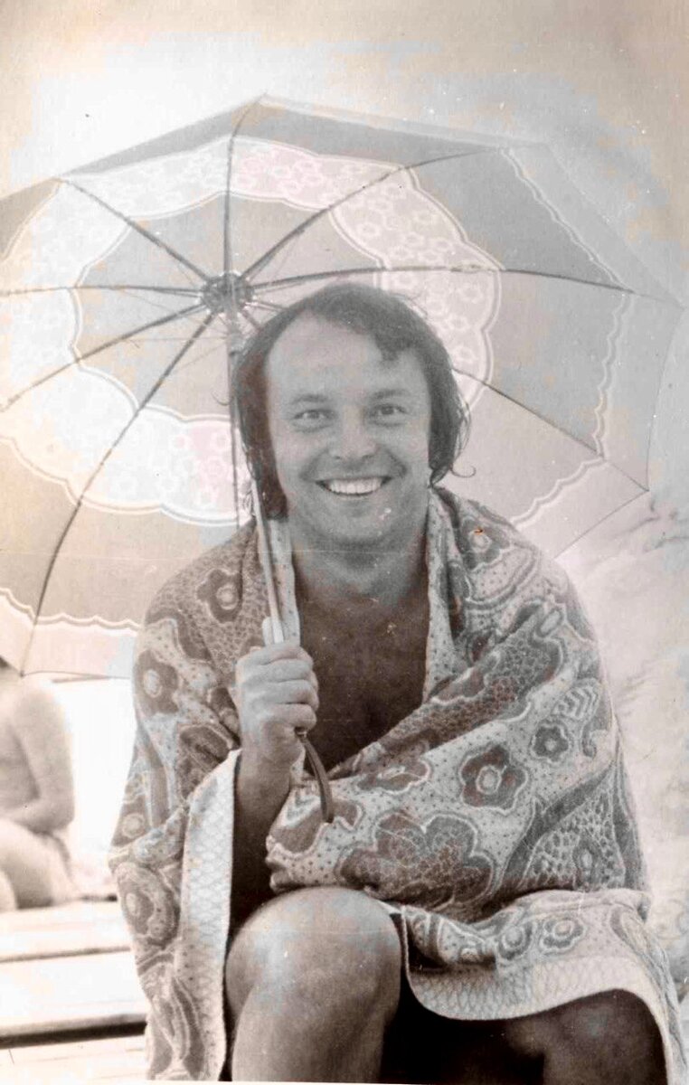 Муж. Фотография сделана незадолго до знакомства со мной. Мужчина с такой обаятельной улыбкой нужен современной женщине 😆