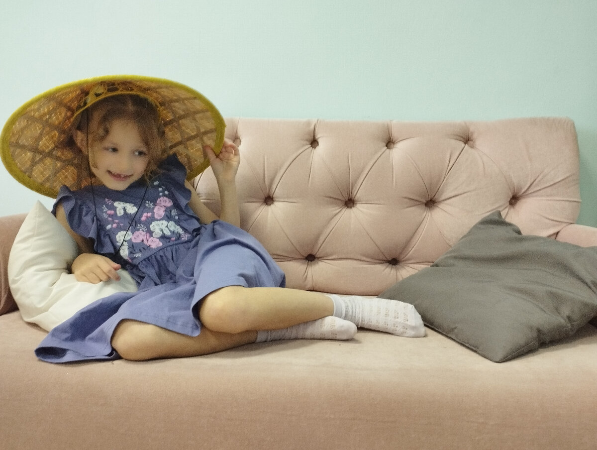 После съемки примеряем шляпы