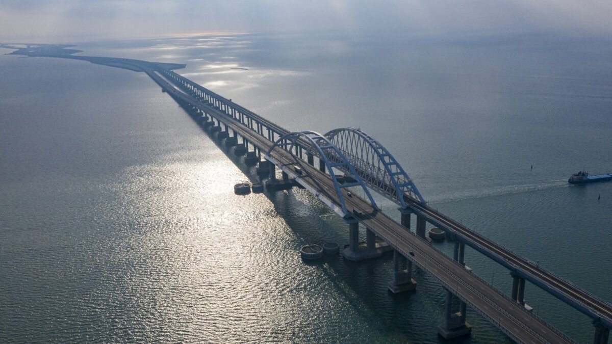     Движение автотранспорта по Крымскому мосту приостановлено. Глава Севастополя Михаил Развожаев объявил о воздушной тревоге.