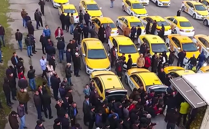 Таджики таксисты в москве. Таджик в такси. Толпа таксистов.