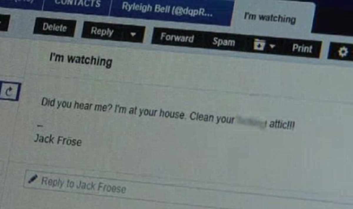 Письмо, которое Тим Харт получил от Джека Фроуза: "Я наблюдаю: Ты меня слышишь? Я у тебя дома. Уберись на своем *** чердаке!!!"