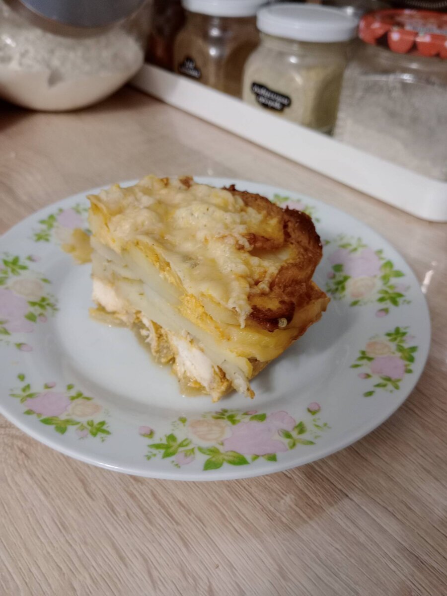 Может у кого-то в семье это блюдо называется запеканка. Но в нашей семье мы называем – это «Мясо по-французски». 