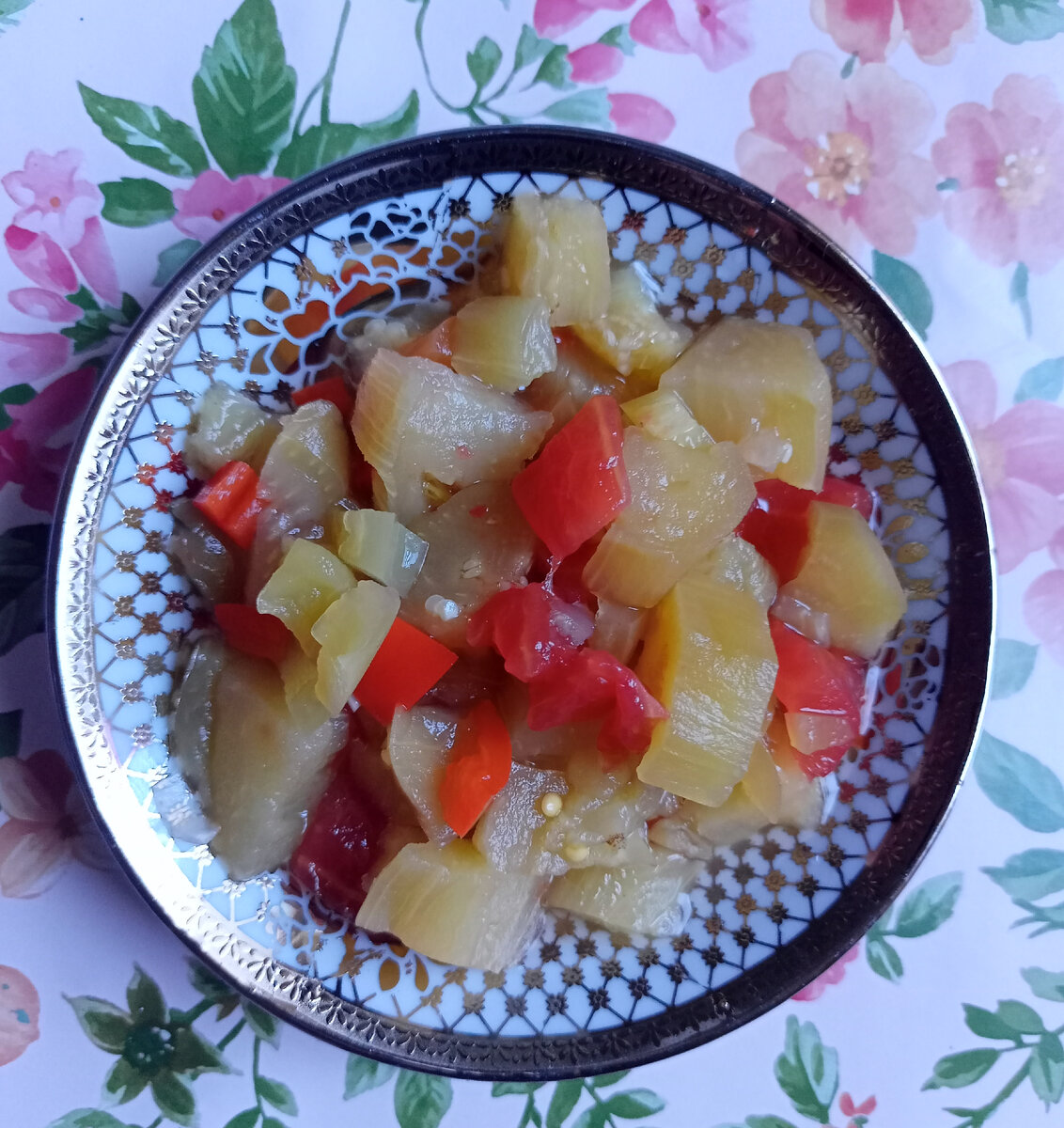 Салат из баклажанов с перцем и помидорами