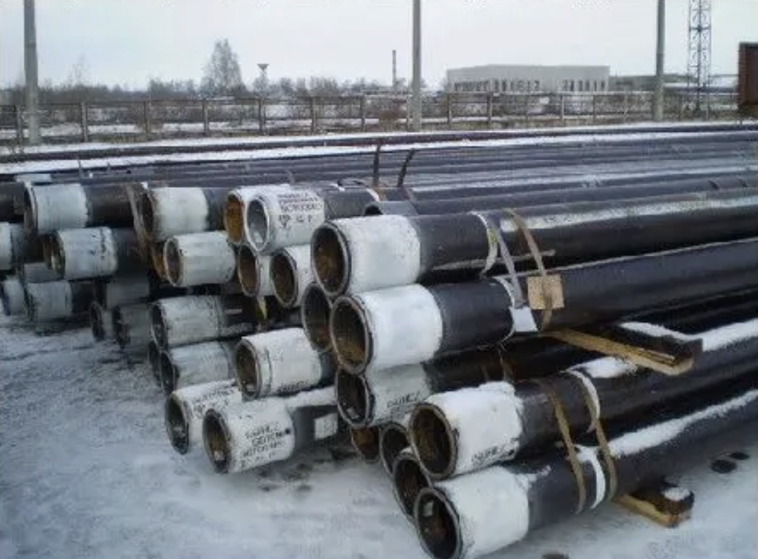 Трубы обсадной колонны до укладки на стеллажи.