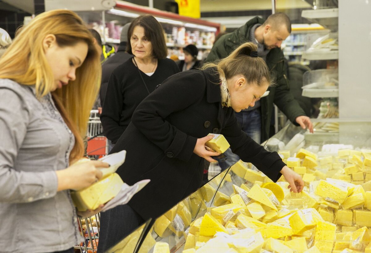 Продажа людей в россии. Сыр в магазине. Покупатель сыра. Сырный прилавок. Покупатель выбирает сыр.