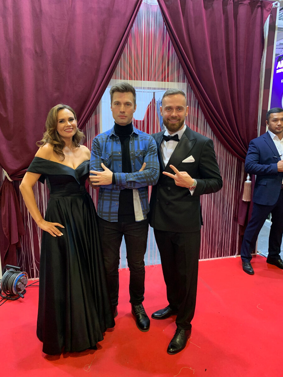 На фото - генеральный директор агрофирмы «Партнёр», Василий Блокин-Мечталин, автор и ведущий передач на телеканалах «Усадьба», и «Загородная жизнь», автор ютьб-канала «Жизнь в деревне с Блокиным-Мечталиным» и Марина Патрина, эксперт по цветочным культурам и автор популярного садового блога zacvetet.