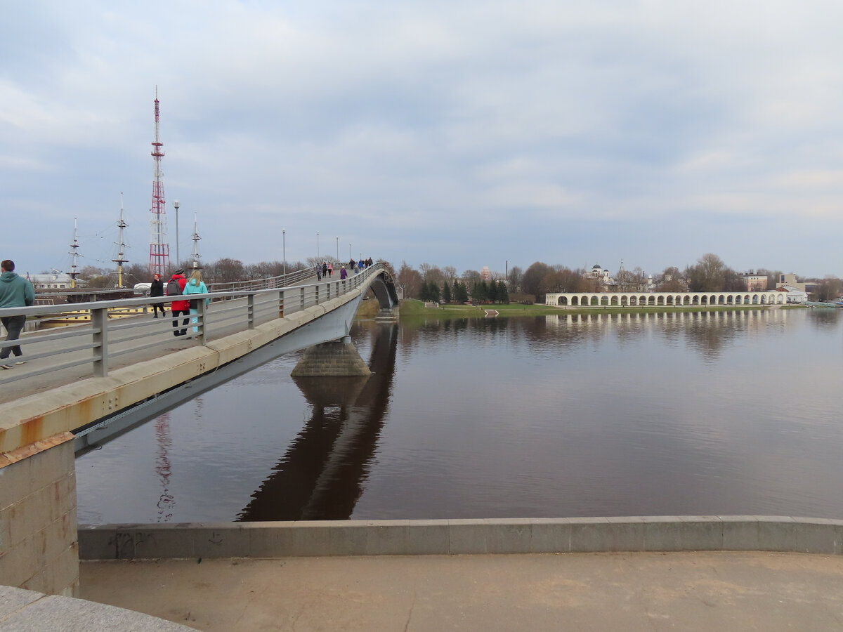 Кремлёвский мост и Аркада Гостиного двора. Вид с левого берега Волхова