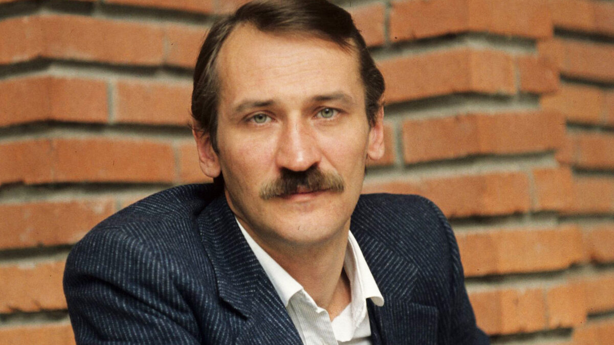 Актерский экипаж советского «блокбастера» «Экипаж» задал недосягаемую высоту. На финальных кадрах, когда уже все спаслись, стюардесса Тамара (Александра Яковлева) сползает в бессилии по колесу шасси.-7