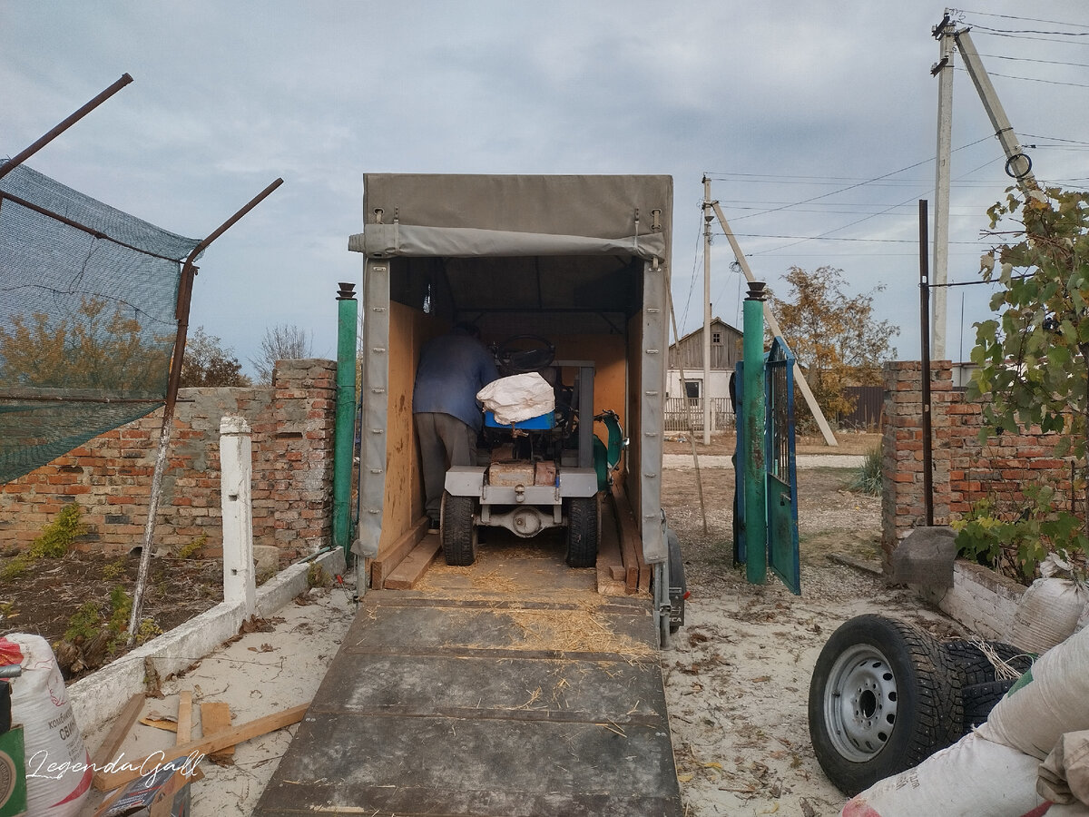 Заводит перед спуском трактора на землю...