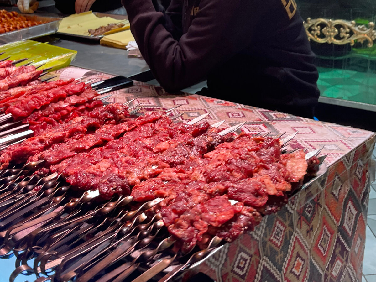 Обилие мяса - особенность уйгурской кухни 