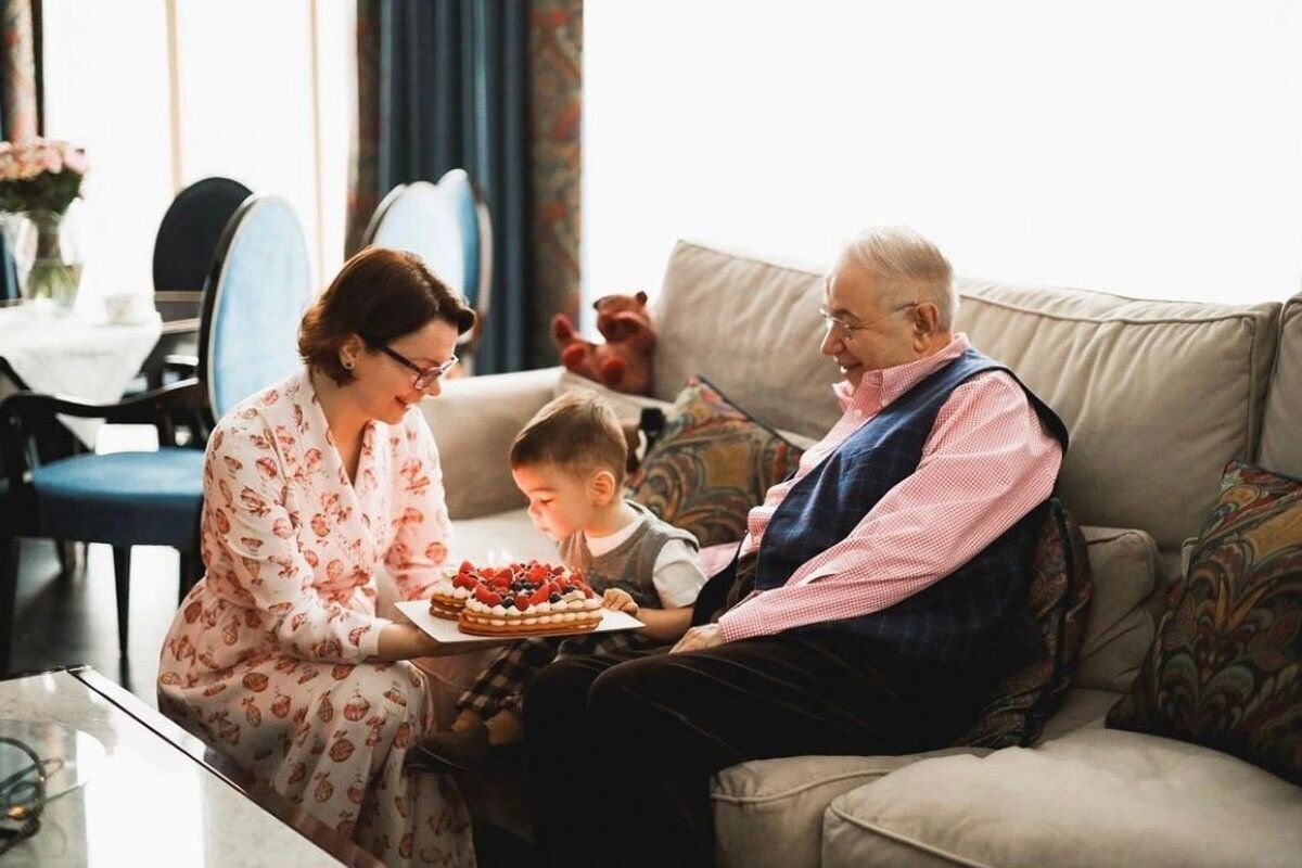 Всем привет. В 70 лет многие мужчины уже проводят время с внуками, а некоторые даже с правнуками. Но эти известные личности решили в этом возрасте ощутить радость отцовства.-17