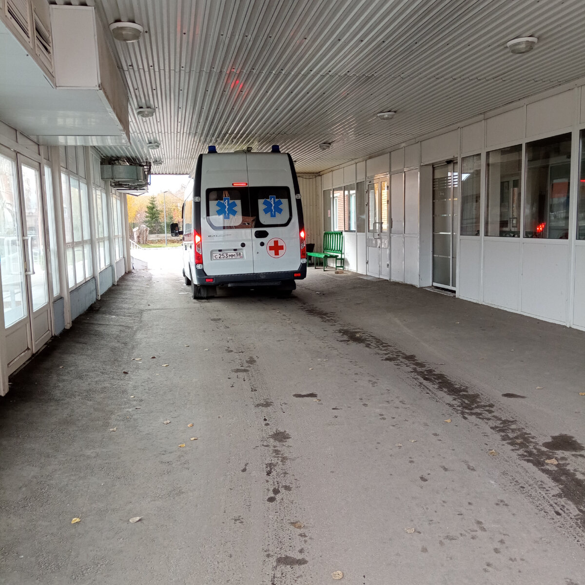 Уже уходя из больницы я сфотографировала скорую. 