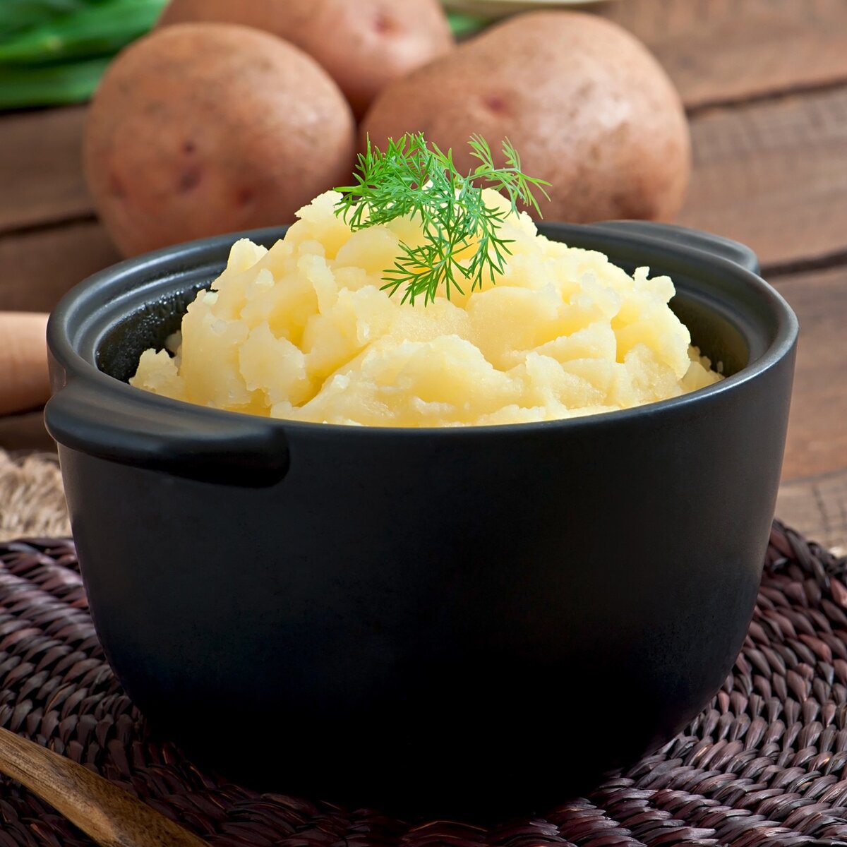 Картофельное пюре - распространенный вариант гарнира, который нравится как взрослым, так и детям. Рецепт его прост и незатейлив. Первое, что необходимо сделать - тщательно очистить картошку.
