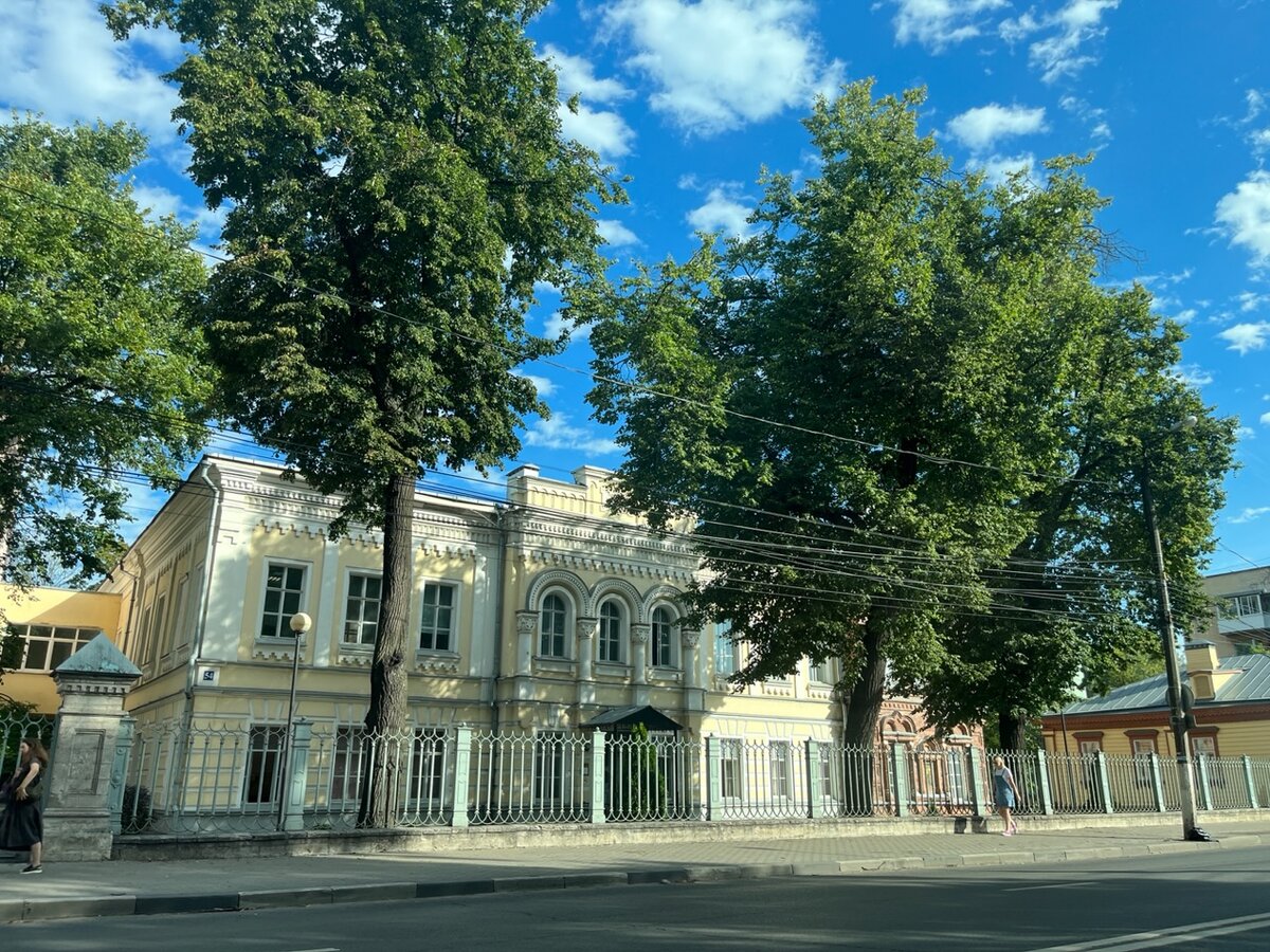 Памятник архитектуры Аваевская больница на ул. Софьи Перовской, д. 54. Была построена в 1878 году по проекту архитектора П.Ф. Фёдорова на средства купца В.П. Аваева. 
