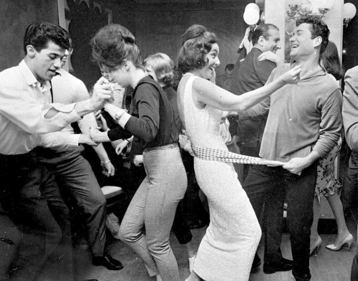 Молодешь всегда любила веселиться. 