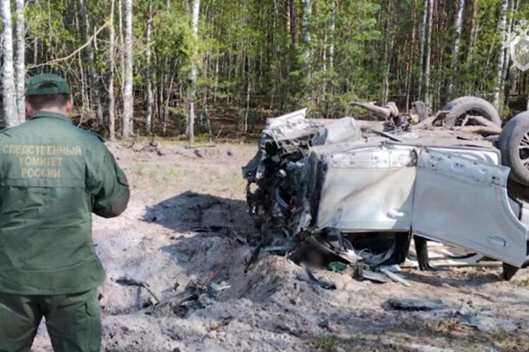 Прилепин получил ранения 6 мая утром в результате подрыва автомобиля в Нижегородской области, его помощник Александр Шубин погиб. Писателя доставили в больницу в Нижнем Новгороде, где ему провели операцию Фото: © Следственный комитет РФ, РИА «Новости»