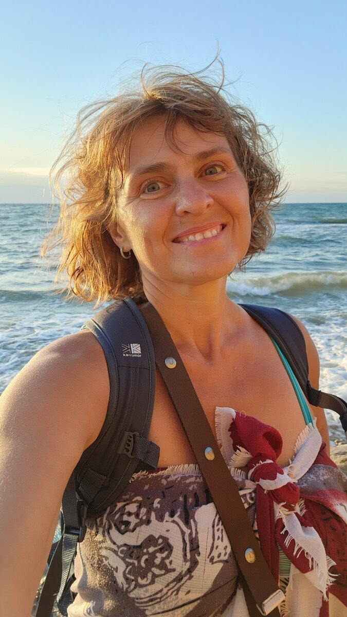 Крым, сентябрь 2023, и здесь максимально точно передано моё внутреннее состояние сейчас — блеск в глазах и ветер в волосах. 