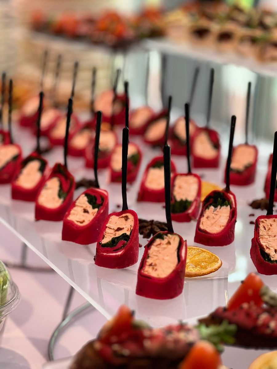 Каннеллони из блинчика с рукколой, вялеными томатами и сыром - shop.m-catering.ru