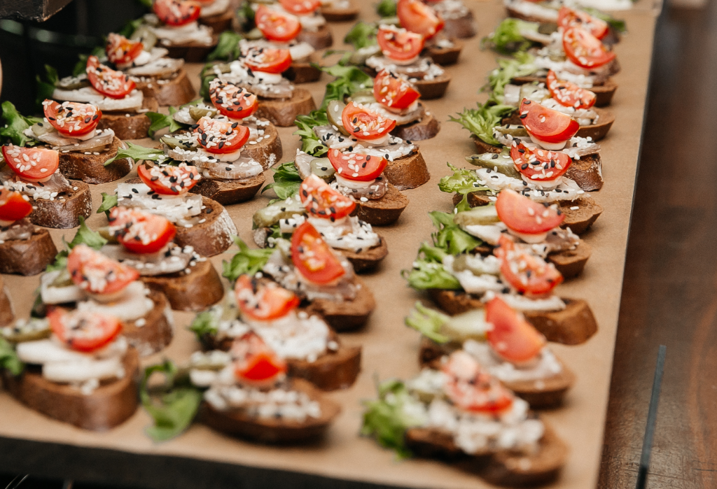 Брускетты с бужениной и корнишонами - shop.m-catering.ru