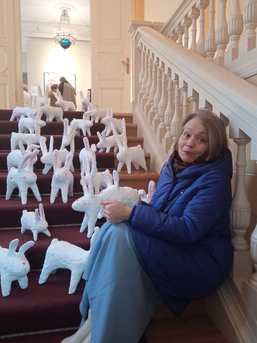 Зайцы - экспонаты  встречают на парадной лестнице 