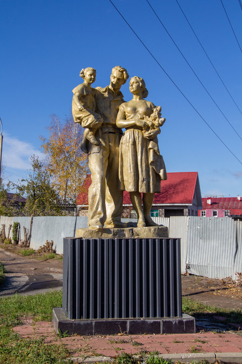 выходим на остановке "Развилка" . Ориентир - памятник счастливой семье.