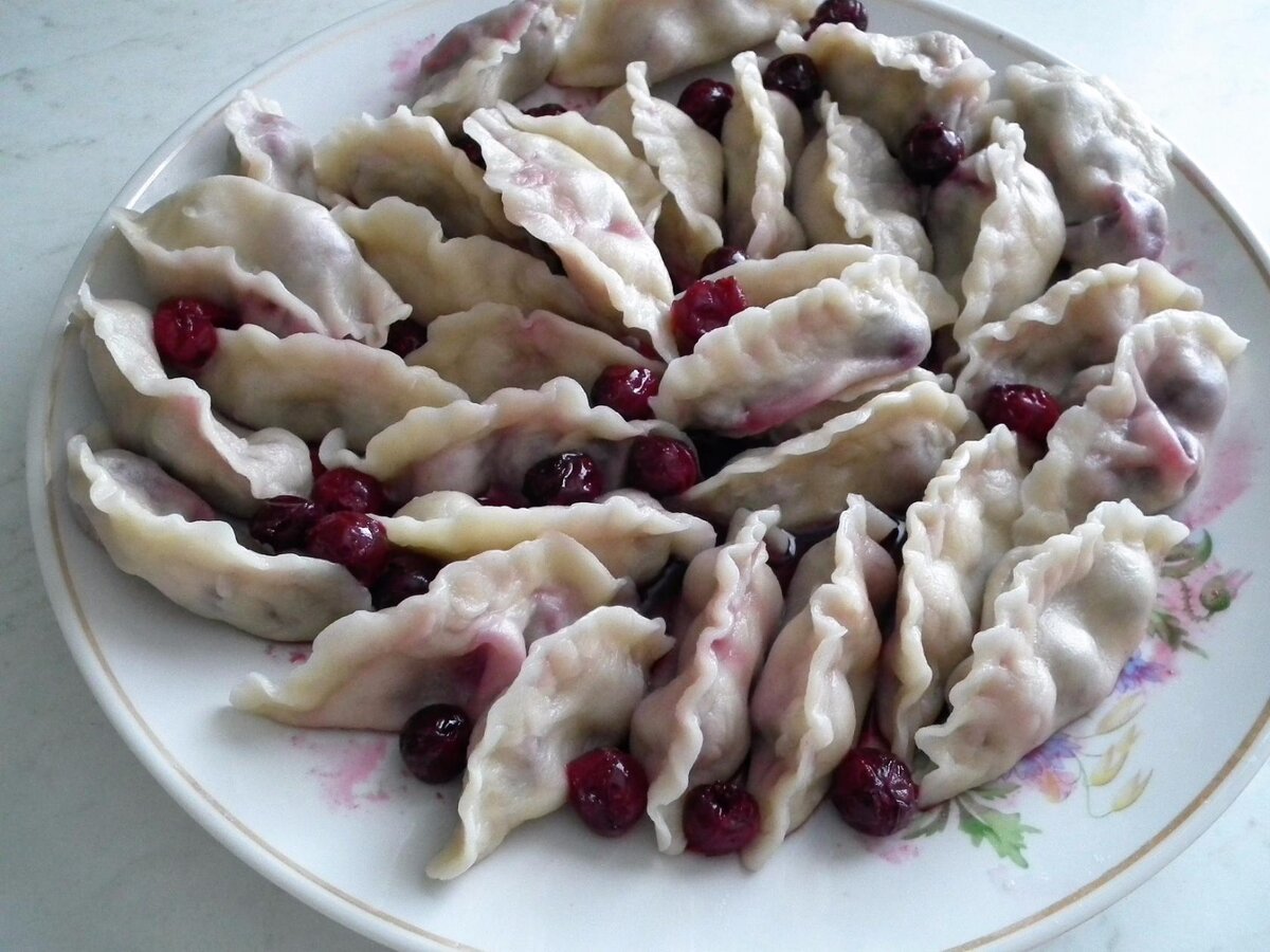 Варенички с вишенкой. Вишенка из заморозки.