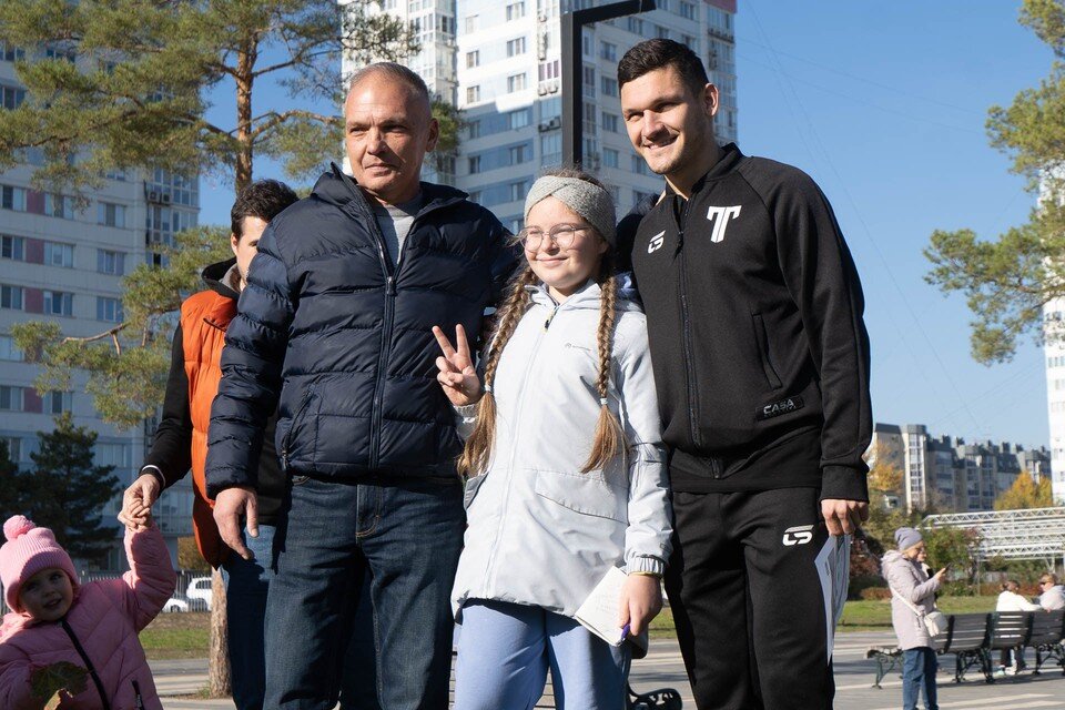    Футболисты с волонтерами высадили именную акацию. ФОТО: пресс-служба ЦПКиО Волгограда