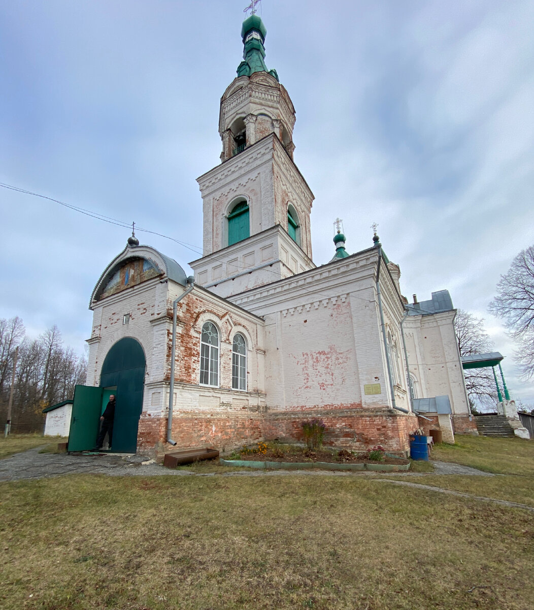  Сретенская церковь весьма оригинальна в архитектурно-композиционном исполнении. Оно придает всей церкви легкость и устремленность ввысь. 