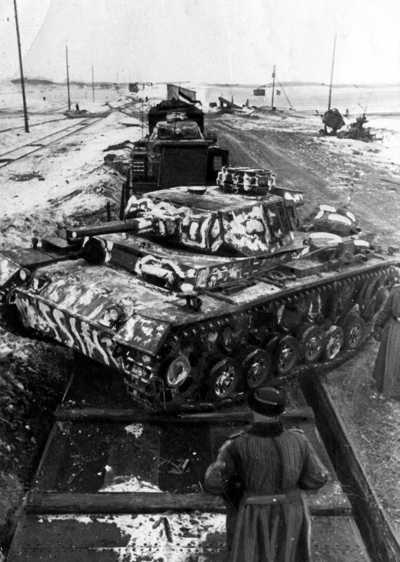 Немецкие танки под москвой 1941. Танковое сражение под москвой. Танковое сражение под москвой. Т34 1 гвардейской танковой бригады. Разъезд дубосеково 1941.