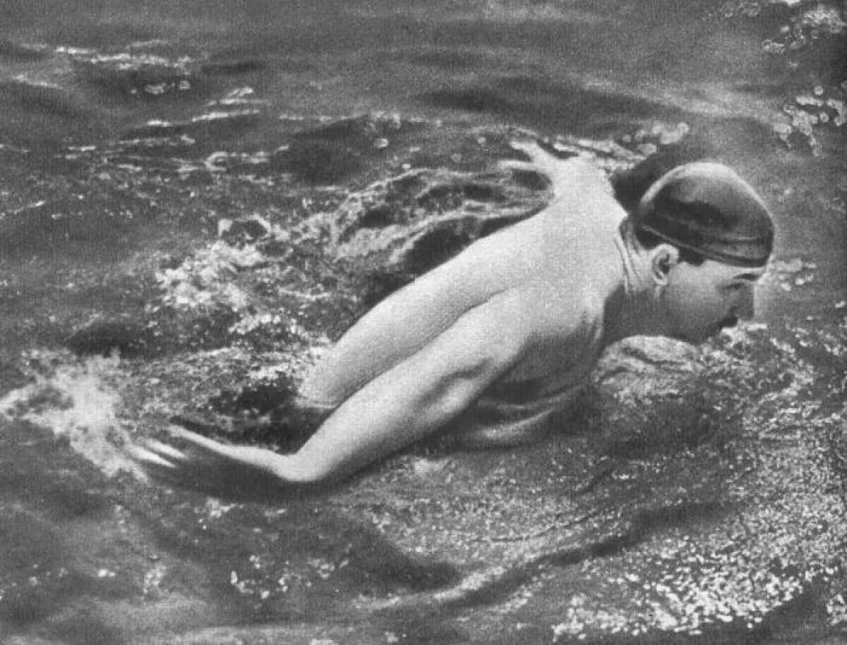 По воспоминаниям обладателя трех мировых рекордов пловца Леонида Мешкова, спортивные навыки не раз спасали ему жизнь в годы войны.